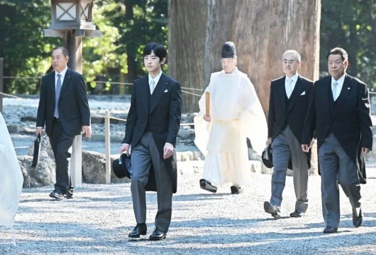 高市早苗拿着安倍遗像去参拜，笑容展现超强信念感？日本网友：安倍老婆都干不出来这事儿！