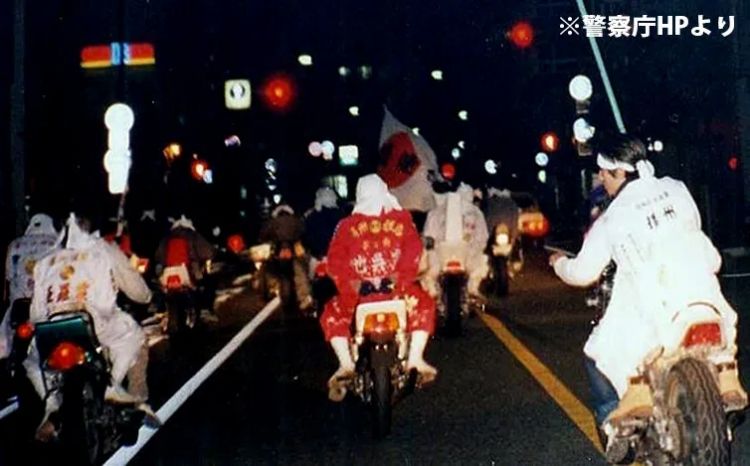 成人式穿得像花圈的不良少年,怎么成了日本独特的文化符号? 成人式穿得像花圈的不良少年,怎么成了日本独特的文化符号?