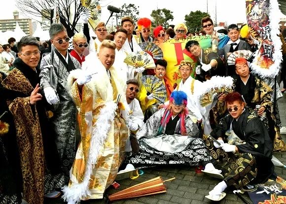 成人式穿得像花圈的不良少年,怎么成了日本独特的文化符号? 成人式穿得像花圈的不良少年,怎么成了日本独特的文化符号?