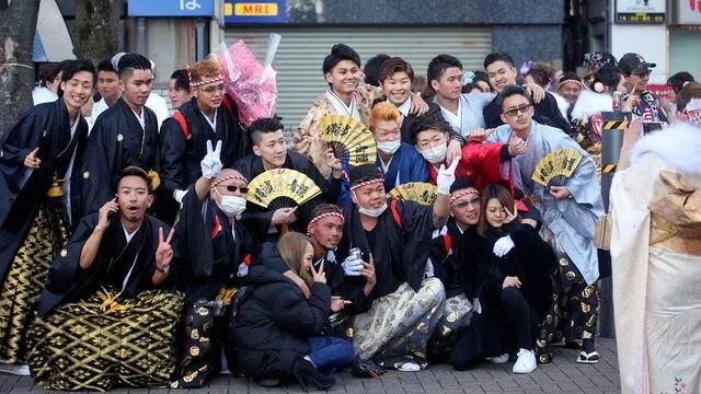 成人式穿得像花圈的不良少年,怎么成了日本独特的文化符号? 成人式穿得像花圈的不良少年,怎么成了日本独特的文化符号?
