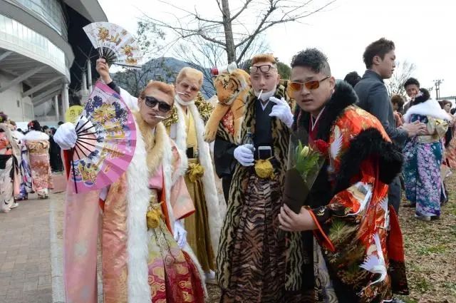 成人式穿得像花圈的不良少年,怎么成了日本独特的文化符号? 成人式穿得像花圈的不良少年,怎么成了日本独特的文化符号?