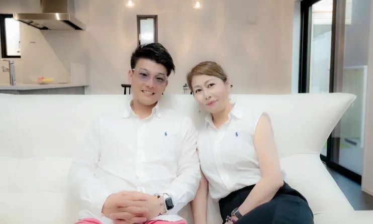 日本销冠女孩如愿嫁50岁大叔,上综艺秀恩爱却被喷“找干爹”?比起金钱,她直言更担心“造人没劲”… 日本销冠女孩如愿嫁50岁大叔,上综艺秀恩爱却被喷“找干爹”?比起金钱,她直言更担心“造人没劲”…