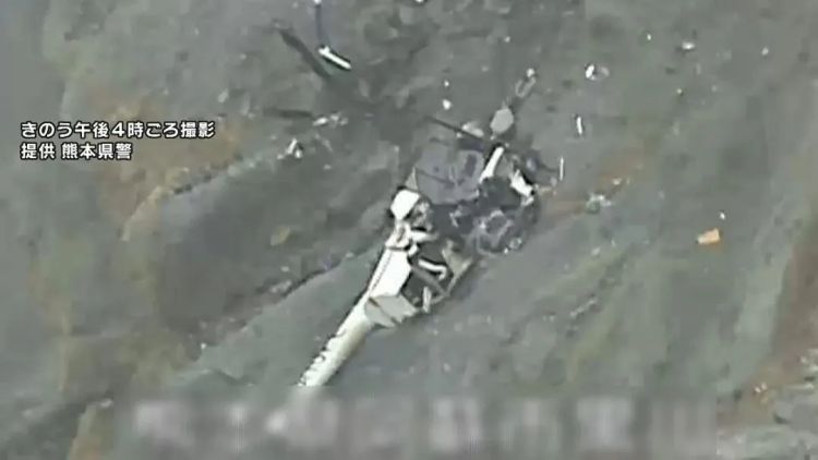 2名中国游客乘坐直升机撞进日本火山口！目前搜救艰难，凶多吉少...