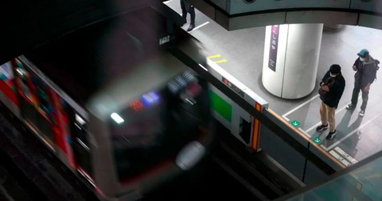 东京男性每6人就有1人「搭电车被性骚扰」,4成来自同性「男人摸」,4成来自女性,还有2成性别不明…… 东京男性每6人就有1人「搭电车被性骚扰」,4成来自同性「男人摸」,4成来自女性,还有2成性别不明……