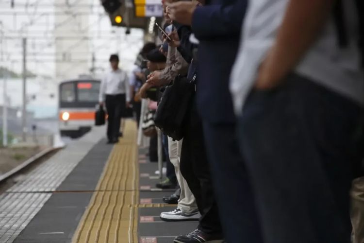 东京男性每6人就有1人「搭电车被性骚扰」,4成来自同性「男人摸」,4成来自女性,还有2成性别不明…… 东京男性每6人就有1人「搭电车被性骚扰」,4成来自同性「男人摸」,4成来自女性,还有2成性别不明……