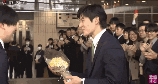 日本最年轻知事酷似韩国爱豆,一上任便让全网兴奋?但有人却瞧不起:“只是个花瓶”… 日本最年轻知事酷似韩国爱豆,一上任便让全网兴奋?但有人却瞧不起:“只是个花瓶”…