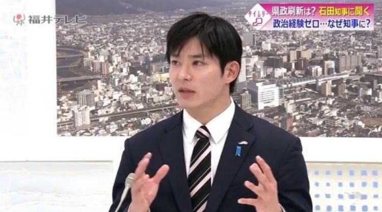 日本最年轻知事酷似韩国爱豆,一上任便让全网兴奋?但有人却瞧不起:“只是个花瓶”… 日本最年轻知事酷似韩国爱豆,一上任便让全网兴奋?但有人却瞧不起:“只是个花瓶”…