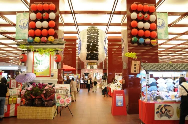 红木、金漆、四百年:在东京与京都,推开歌舞伎的大门 红木、金漆、四百年:在东京与京都,推开歌舞伎的大门