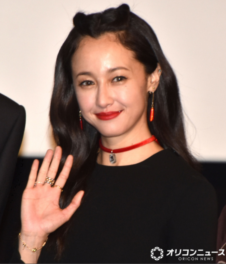 泽尻英龙华时隔6年半亮相电影首映礼 泽尻英龙华时隔6年半亮相电影首映礼