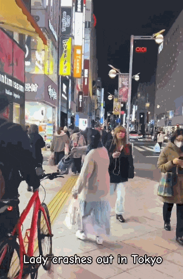 中国台湾母女在东京涩谷街头被恶意撞飞！撞人者被全网“通缉”，但也有日本人骂被撞是“活该”？