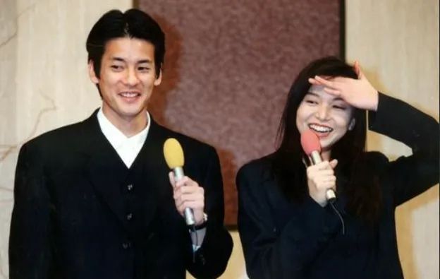 日剧四天王--唐沢寿明丁克30年，被老婆山口智子管的“死死的”，家里的3条禁令惊呆所有人....