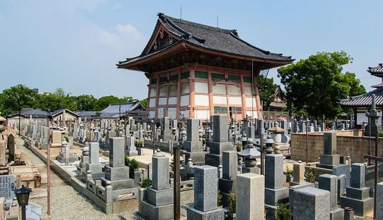 中国老板，一年为上万日本人送葬