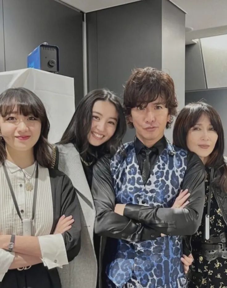 木村拓哉随手发了一张家里照片,网友却盯着豪宅看了半天! 木村拓哉随手发了一张家里照片,网友却盯着豪宅看了半天!