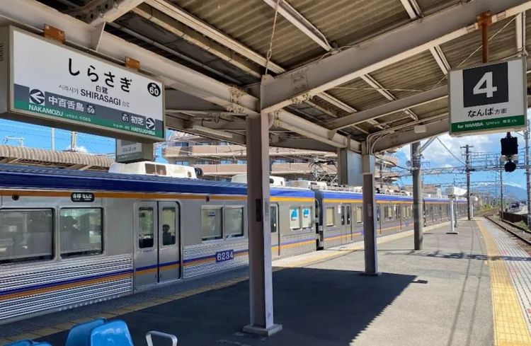 日本男子跳轨轻生被电车撞飞，中国女游客遭“人体炮弹”砸中，丈夫拼命护妻：她是我的命！