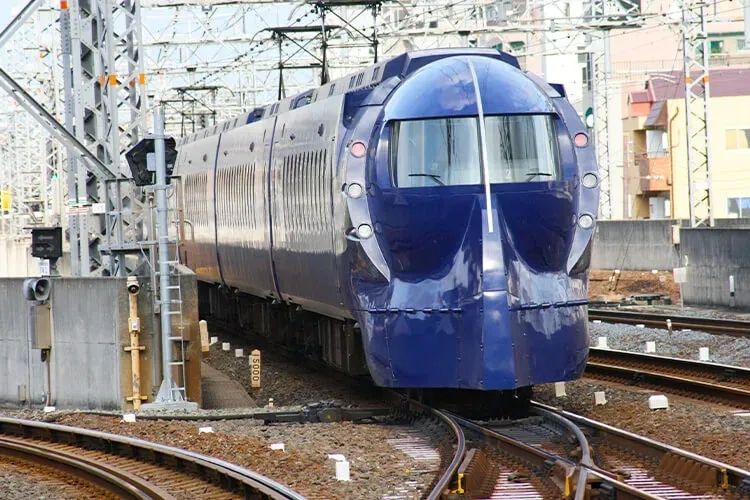 日本男子跳轨轻生被电车撞飞，中国女游客遭“人体炮弹”砸中，丈夫拼命护妻：她是我的命！