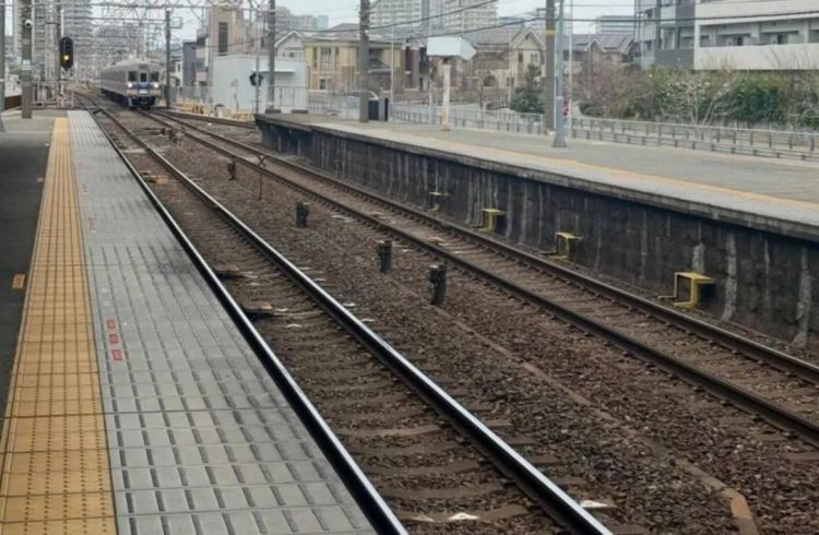 日本男子跳轨轻生被电车撞飞，中国女游客遭“人体炮弹”砸中，丈夫拼命护妻：她是我的命！