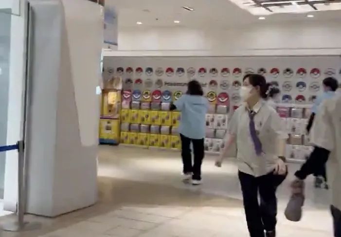 日本跟踪狂闯入东京池袋商场杀害前女友，下一秒又刺死自己？日网这次却不骂警察“不作为”了？