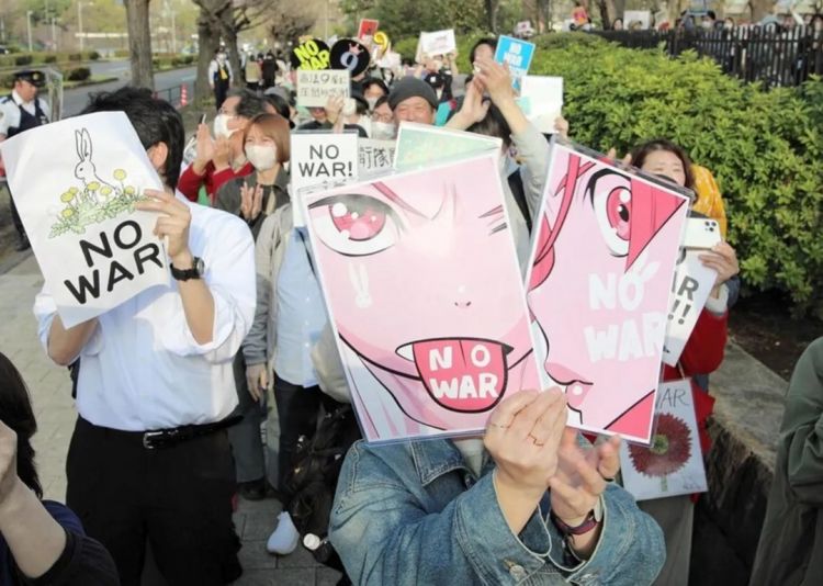 第282期：东京万人集会抗议高市早苗修宪？自卫队军官闯入中国大使馆；日本或于4月实现学校免费供餐？内田有纪X柏原崇秘密完婚？| 百通板