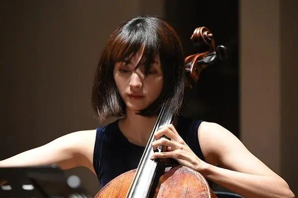 双喜临门！40岁“初恋”女神满岛光官宣再婚与怀孕消息！二婚竟是小8岁的超模天菜？