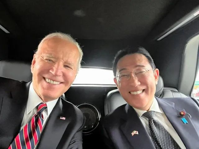 高市早苗欲讨好马克龙，拉着他上演“龟派气功”？日本网民气不打一处来，但却有人夸她有“大智慧”？