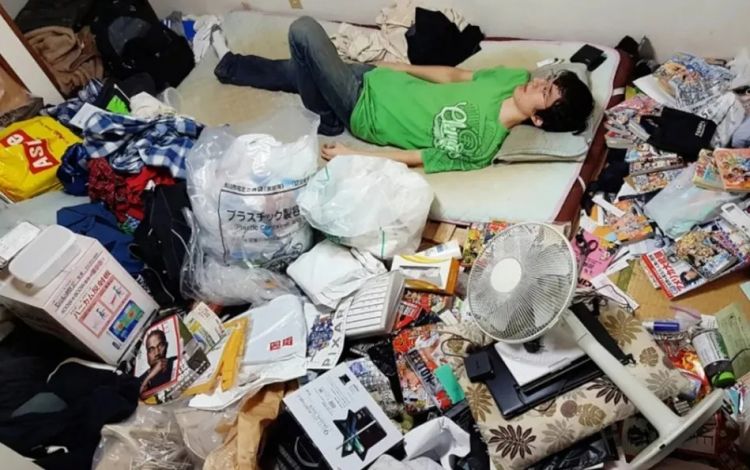 日本68岁“资深少女”啃老30年，90岁妈妈去世后留下存摺，她一翻脸都绿了