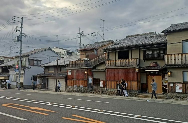 日本68岁“资深少女”啃老30年，90岁妈妈去世后留下存摺，她一翻脸都绿了