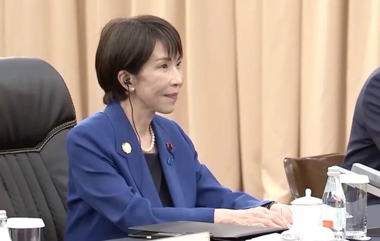 高市早苗欲讨好马克龙，拉着他上演“龟派气功”？日本网民气不打一处来，但却有人夸她有“大智慧”？