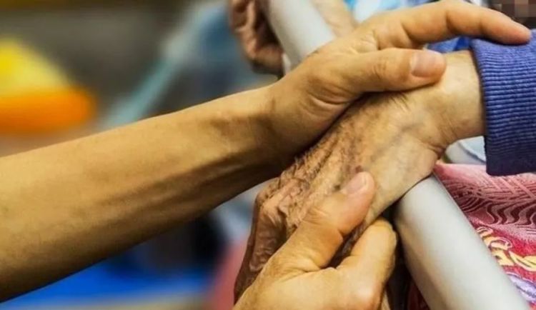 日本68岁“资深少女”啃老30年，90岁妈妈去世后留下存摺，她一翻脸都绿了