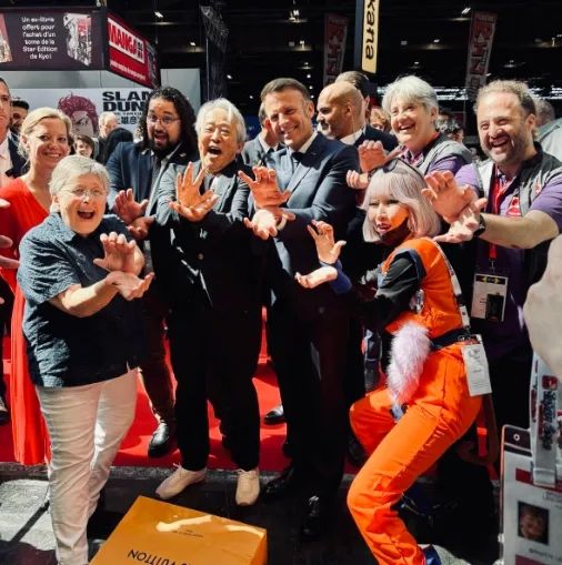 高市早苗欲讨好马克龙，拉着他上演“龟派气功”？日本网民气不打一处来，但却有人夸她有“大智慧”？