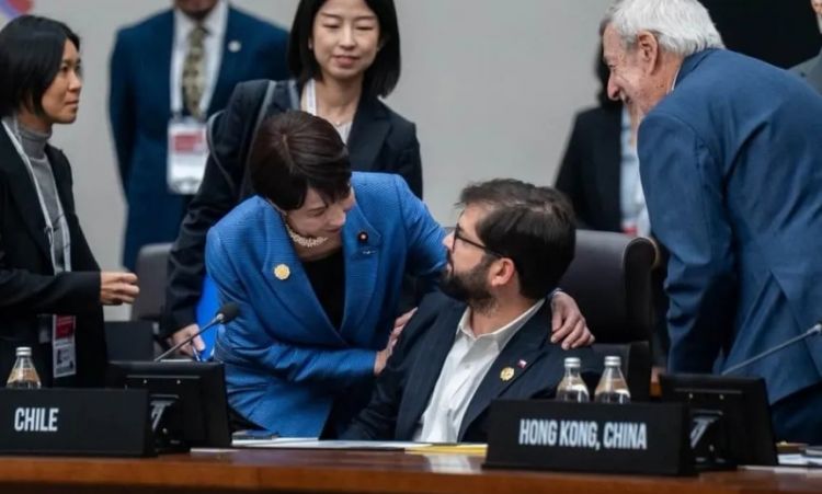 高市早苗欲讨好马克龙，拉着他上演“龟派气功”？日本网民气不打一处来，但却有人夸她有“大智慧”？