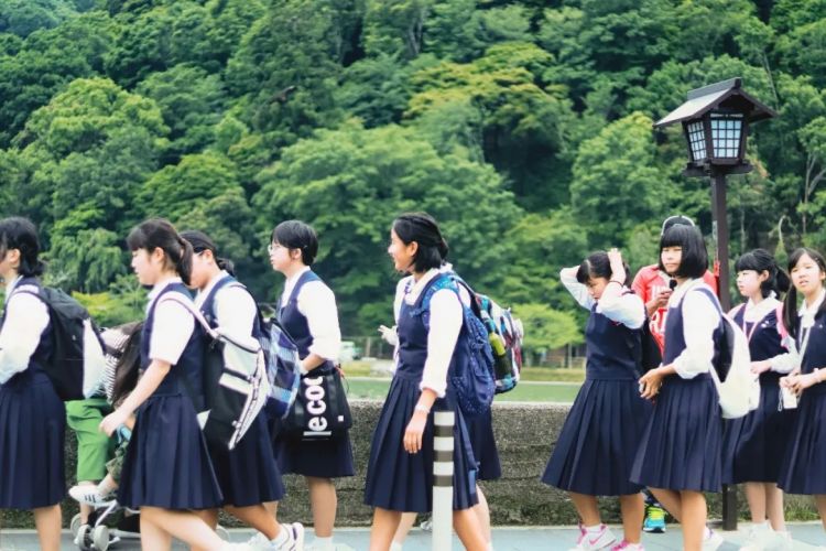 一套校服竟要两千块？！“抹除个性”的统一校服正在日本逐渐登场……