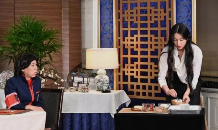 木村拓哉吃相难看引争议？手肘撑桌、伸舌头、吧唧嘴…日网：50多岁的人还这么没教养！