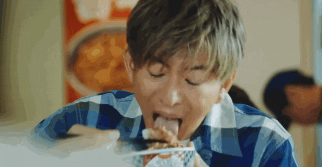 木村拓哉吃相难看引争议？手肘撑桌、伸舌头、吧唧嘴…日网：50多岁的人还这么没教养！