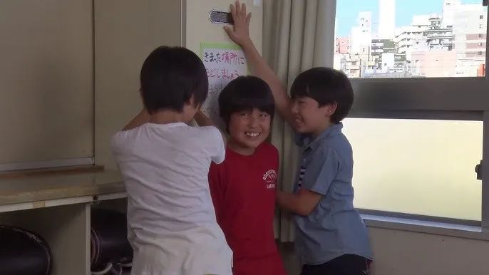 日本13岁女生坠楼自杀五年后，妈妈打开她手机的那一刻，哭到说不出话