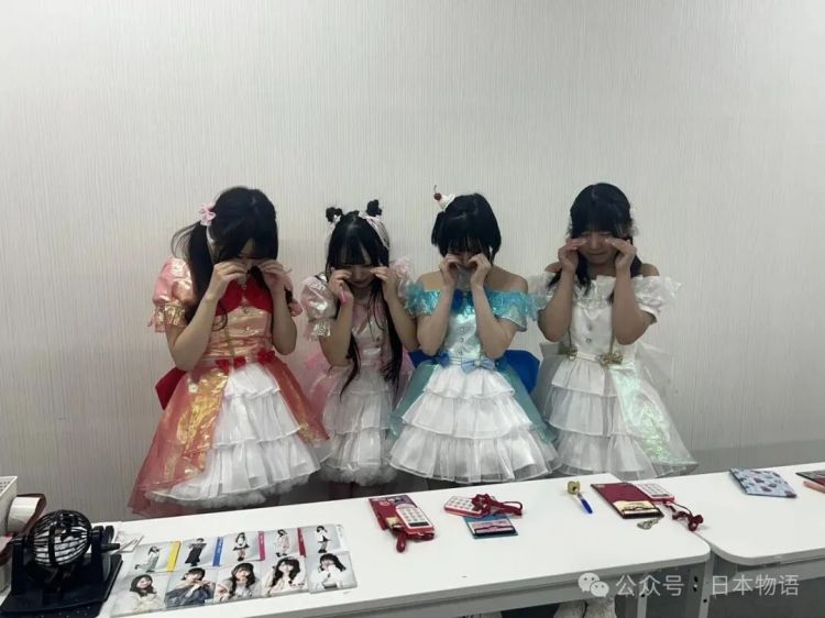 日本地下偶像见面会出现“0人到场”，女团们哭了的照片惹人心疼后人气暴涨