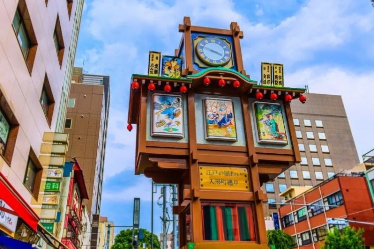 东京一男子对女高中生眨眼，就成了全城通缉的“变态”？网友：就不能是眼睛痒？