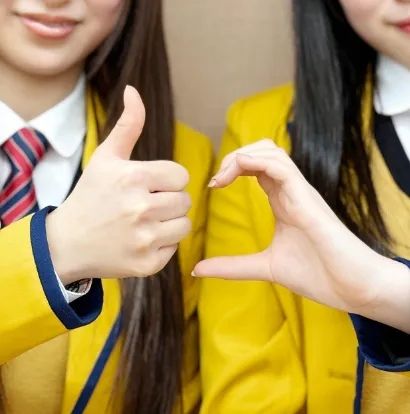 大人,时代变了!传统的剪刀手和比心已是过去式,现在的日本女高都流行什么样的拍照姿势? 大人,时代变了!传统的剪刀手和比心已是过去式,现在的日本女高都流行什么样的拍照姿势?