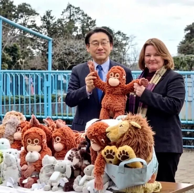 两名美国人头戴表情包闯日本动物园猴山，疑似宣传虚拟货币？日网：猴子都比他们有人性！