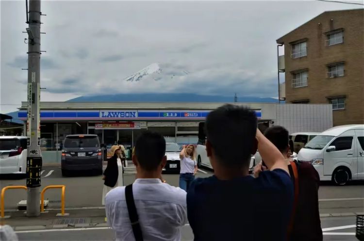 中国网红在富士山前跳舞拍视频，却被日本右翼挂推特引导网暴？连好多日本人都看不下去了……