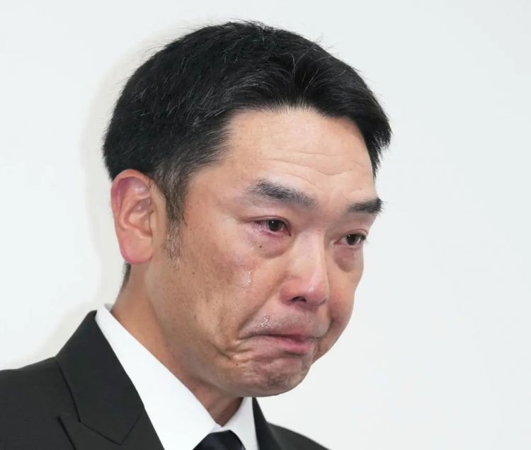 坑爹！日本国民级大佬随手推了女儿一把，竟因AI一句话事业全毁？！