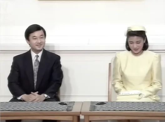 “这一生我会用尽全力守护你”：日本天皇夫妇成婚33周年，重温两人那些治愈温柔的笑容