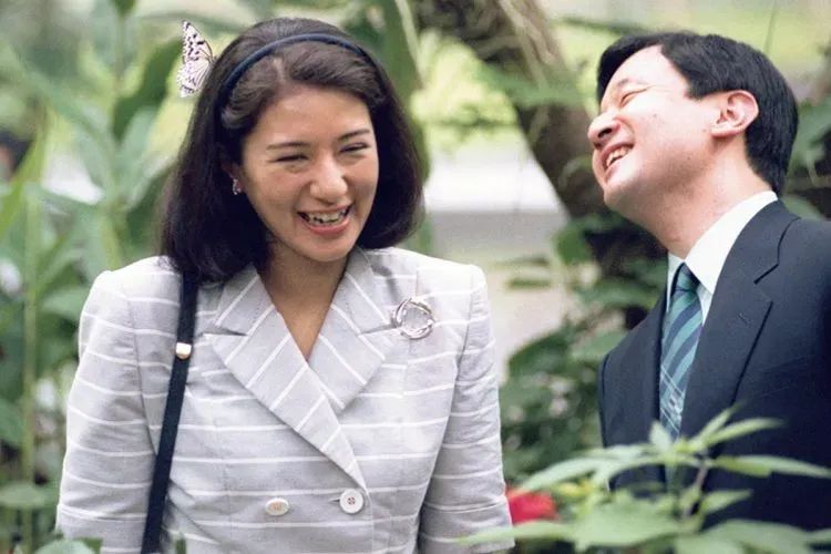 “这一生我会用尽全力守护你”：日本天皇夫妇成婚33周年，重温两人那些治愈温柔的笑容