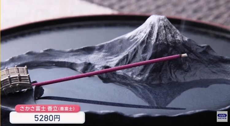 熊本熊成时尚单品、电车扶手带回家健身？这届去日本的欧美游客，都在买什么离谱伴手礼？