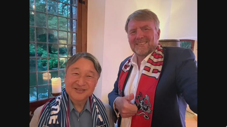 世界杯小组赛日本对荷兰2-2平！社畜熬夜狂欢后转头上班，天皇还去荷兰观赛，全日本到底有多疯狂？