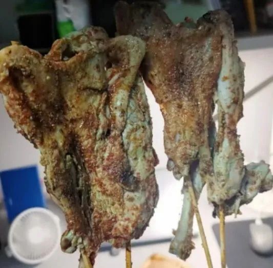 日媒报道“鹅腿阿姨”塌房,但网友发现日本早有绿色鸡腿!还疑似“碰瓷”KFC?评价却是:太美味了… 日媒报道“鹅腿阿姨”塌房,但网友发现日本早有绿色鸡腿!还疑似“碰瓷”KFC?评价却是:太美味了…