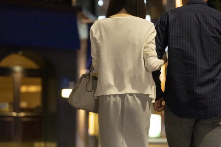 日本高学历女为300万甘做六旬董事长玩物?对警察说自己是“受害者”,但却持毒…? 日本高学历女为300万甘做六旬董事长玩物?对警察说自己是“受害者”,但却持毒…?