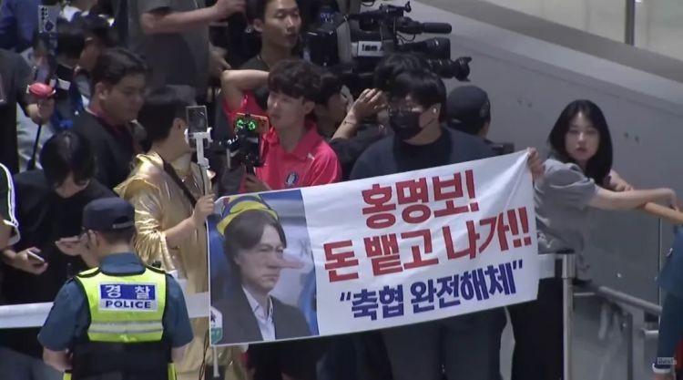 韩国“关系户”主帅搞砸世界杯,日媒吃瓜!韩媒向日本求助,森保教练憋笑:多夸夸他吧 韩国“关系户”主帅搞砸世界杯,日媒吃瓜!韩媒向日本求助,森保教练憋笑:多夸夸他吧