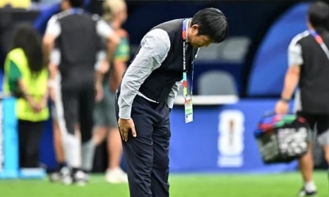 韩国“关系户”主帅搞砸世界杯，日媒吃瓜！韩媒向日本求助，森保教练憋笑：多夸夸他吧