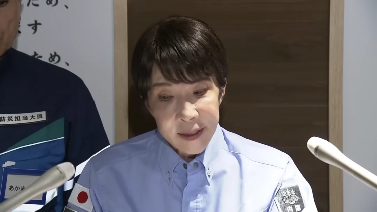 日本民众折千纸鹤献“爱心”，高市早苗俯瞰灾区感叹“活着真好”？！熊本哀嚎：都是废
